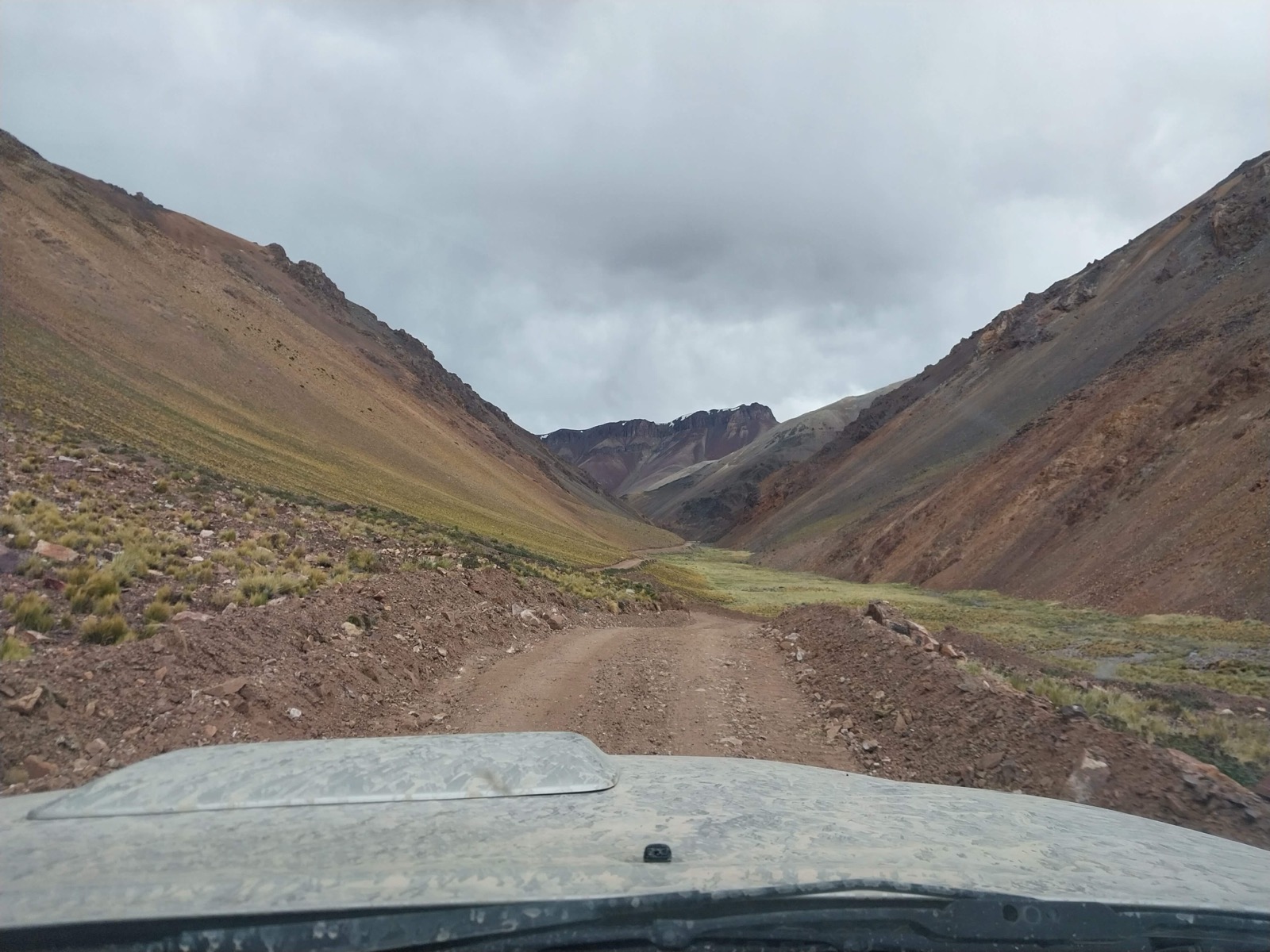 Camino de acceso al proyecto El Fierro, cordillera de Colangüil