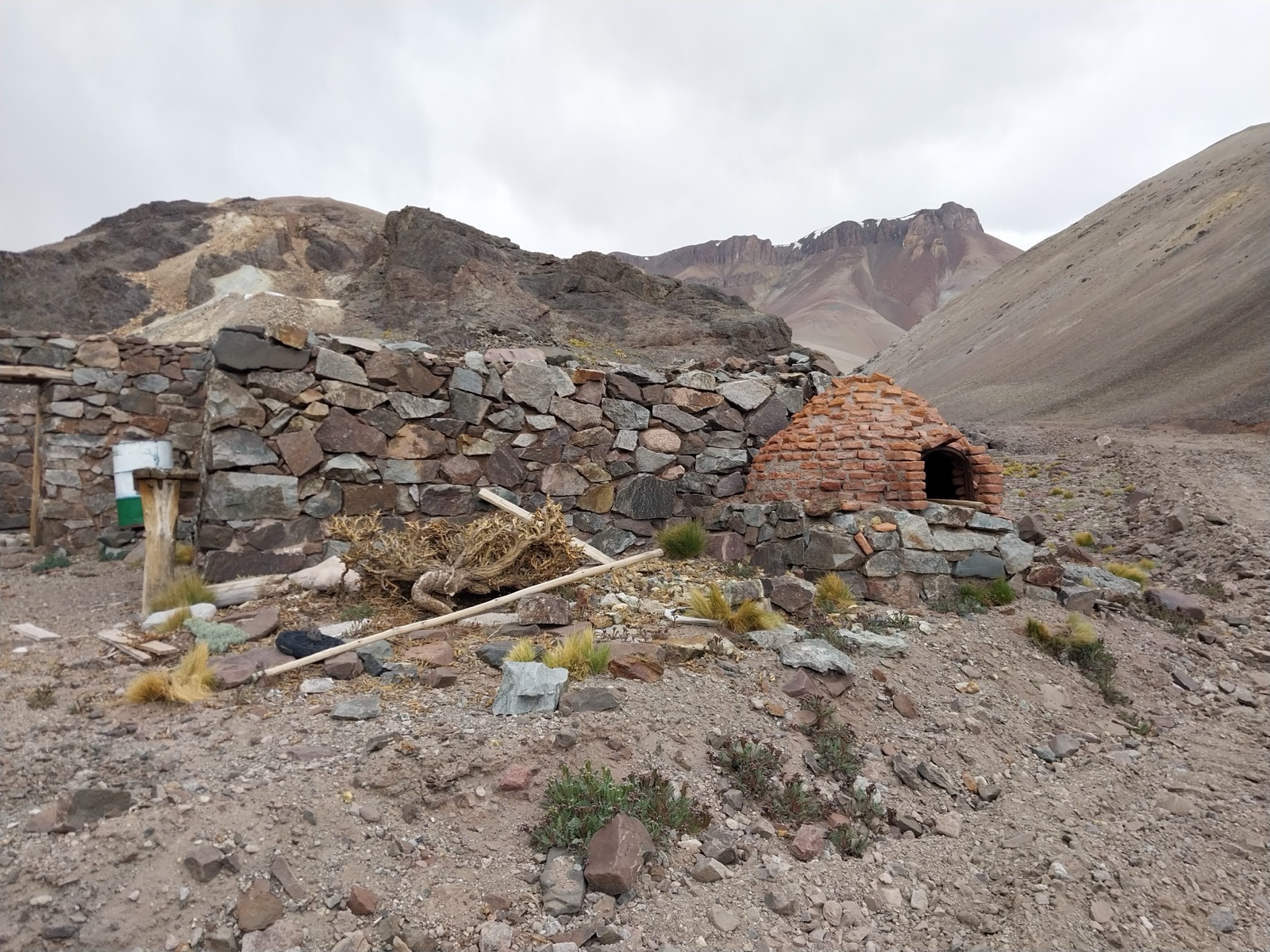 Horno de fundición de piedra del antiguo distrito minero de El Fierro
