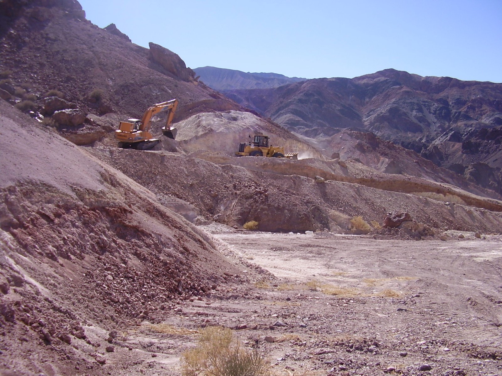 Equipos trabajando en la cantera de La Chigua